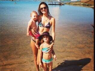 Alessandra Ambrosio está de férias com a família em Porto de Galinhas, Pernambuco