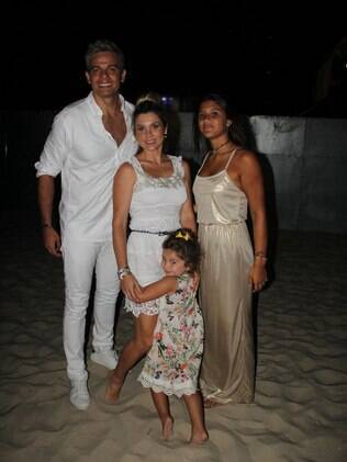 Otaviano Costa, Flávia Alessandra e as filhas na praia de Copacabana