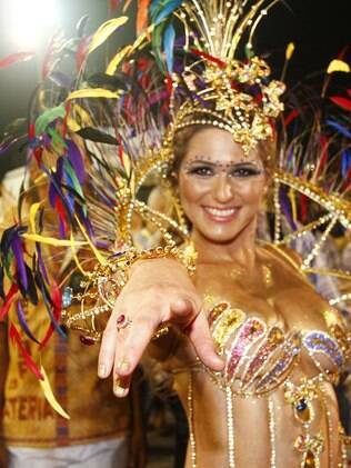 Lívia Andrade desfila como Princesa da Acadêmicos do Tucuruvi