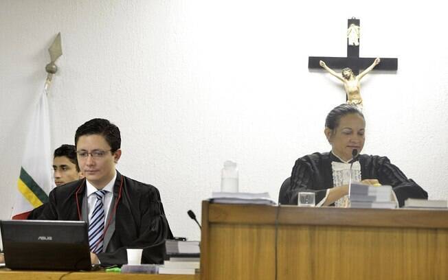 O promotor Henry Vasconcelos (E) e a juíza Marixa Rodrigues durante o terceiro dia de julgamento no Fórum de Contagem (MG)