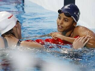 A brasileira Etiene Medeiros parabeniza a chinesa Fu Yuanhui, medalha de ouro