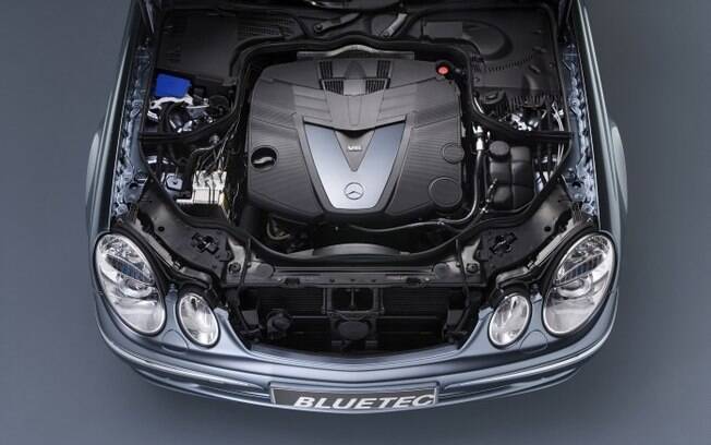 Segundo a Mercedes-Benz o motor BlueTEC é o diesel mais sofisticado que existe, respeitando as leis americanas e européias de emissões de poluentes Segundo a Mercedes-Benz o motor BlueTEC é o diesel mais sofisticado que existe, respeitando as leis americanas e européias de emissões de poluentes
