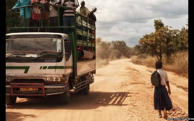 Depois de passar pelo campo, ela continua pela estrada. O calor combinado com a poeira levantada pelos carros é sufocante. Na temporada chuvosa, o problema é a lama.