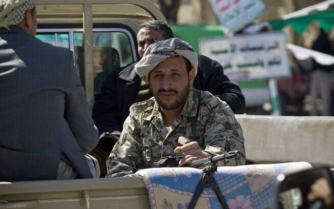 Rebeldes xiitas andam em caminhonete para patrulhar rua em Sanaa, Iêmen (3/01)