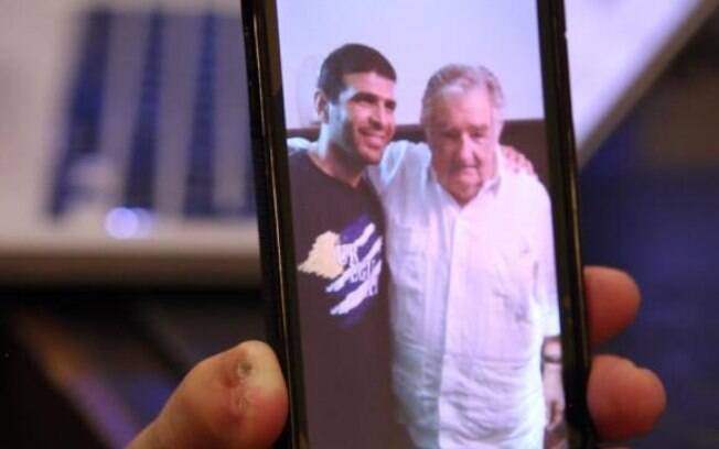 Ex-preso de Guantánamo mostra foto da visita que recebeu do ex-presidente Pepe Mujica (06.03.15)