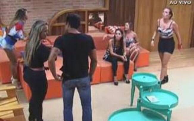 Confusão: Manoella e Ísis entram na briga de Karine e Angelis