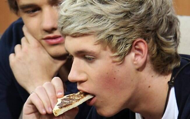 Pior: alguém pagou R$263 mil (!!!) pela torrada comida por Niall Horan, do One Direction. Foto: Reprodução