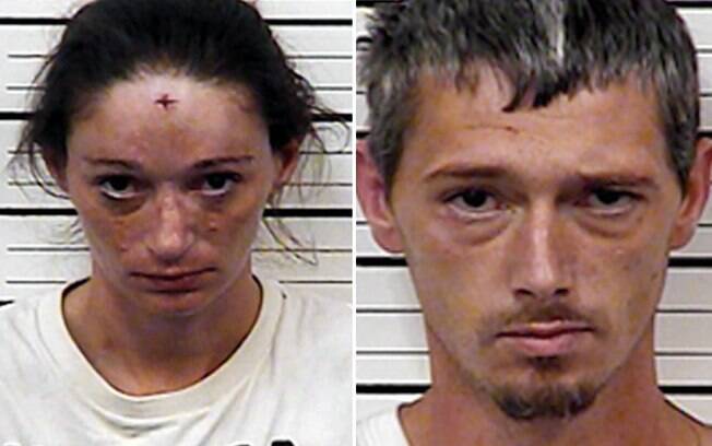 Erin Brooke Lawson e Johnny Allen Richards foram presos após atacarem vizinho nos EUA