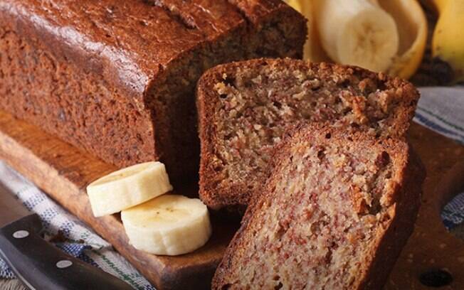 Bolo de banana é uma das receitas da vovó que podem ficar bem mais saudável