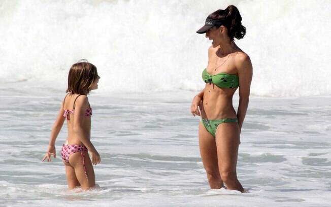 Cynthia Howlett foi a praia com a filha...