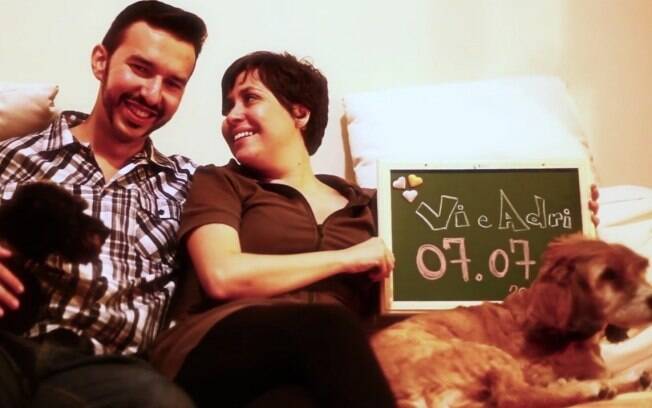 Os noivos Vítor e Adriana com os mascotes Luizinho e Topete