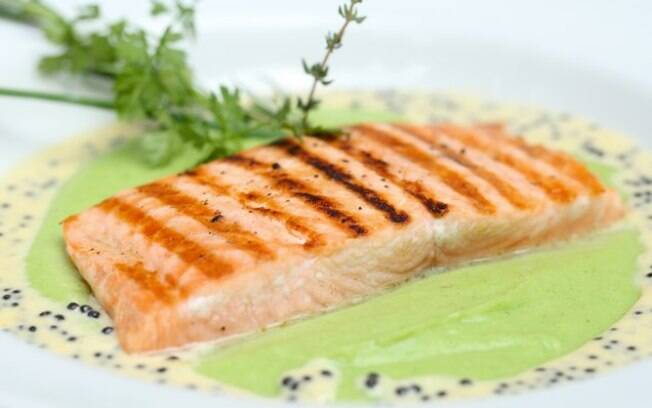Receita de lombo de salmão grelhado com purê de wasabi e creme de caviar