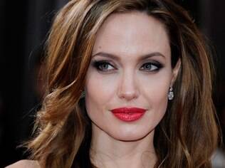 Angelina Jolie: depois do anel de noivado, expectativa para saber como será o vestido de noiva para o casamento com Brad Pitt