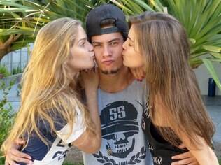 Arthur Aguiar entre Isabella Santoni e Bruna Hamu, atores da nova temporada de 'Malhação'