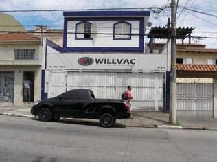 Vicente da Silva (à esq.), na porta de casa: dois números ao lado, Justiça proibiu corte de água