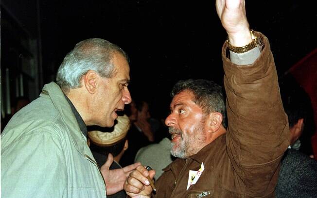 Em 2000, Lula conversa com o então prefeito de Santo André, Celso Daniel durante comício