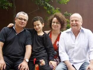 Antonio ao lado do pai, Luiz Fernando, da mãe, Ana Paula, e do padrasto, Enoch