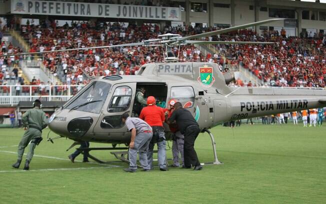 Helicóptero da Polícia Militar desce no gramado para resgatar torcedor ferido