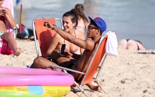 Marcello Melo e namorada, Carolina Alves, curtem praia com amigos
