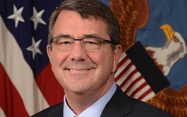O secretário de Defesa dos EUA, Ash Carter, que conversou com jornalistas em base em Abu-Dhabi
