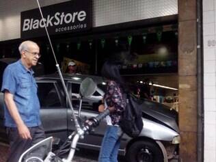 Carro ficou bastante destruído, mas, felizmente, ninguém ficou ferido