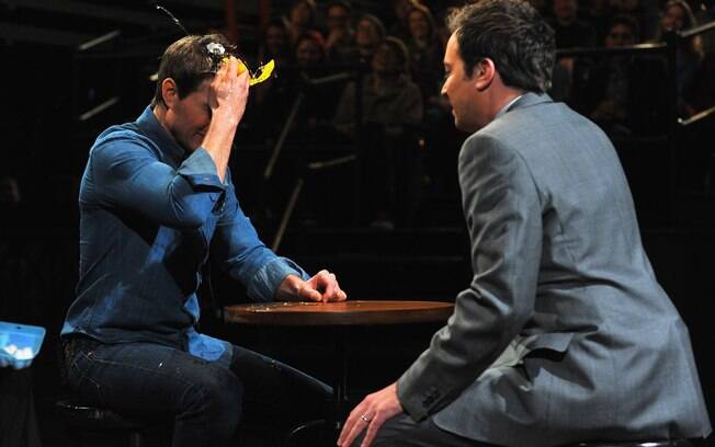 Em uma brincadeira com o apresentador Jimmy Fallon, Tom Cruise quebrou um ovo na própria cabeça 