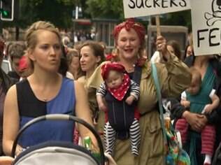 Mães protestaram em Bristol, na Inglaterra