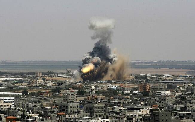 Fumaça e fogo sobem de ataque aéreo de Israel em Rafah (8/7)