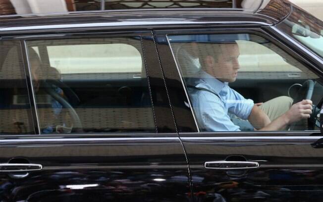 William dirigiu a Land Rover do casal com um segurança ao lado. Kate foi atrás com o filho 