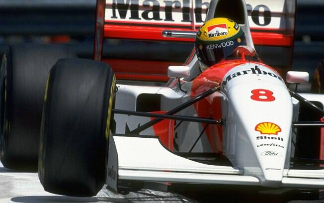 Ayrton Senna e a McLaren MP4/8 no GP de Mônaco, em maio de 1993. O brasileiro venceu a prova