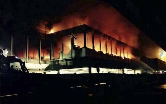 Chamas em terminal internacional do aeroporto Fiumicino de Roma depois de incêndio durar toda a noite