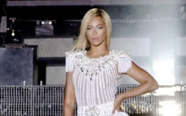 Beyoncé exibe seu novo visual, com cabelos chanel, em show na Inglaterra