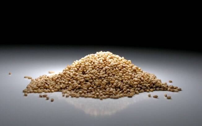As sementes de gergelim contÃªm nÃ­veis elevados de cÃ¡lcio, que ajuda a fortalecer os dentes. Foto: iStock