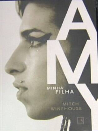Capa da biografia de Amy Winehouse, escrita por seu pai