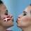 Já na arquibancada, dinamarquesas ensaiam beijinho para as câmeras. Foto: Getty Images
