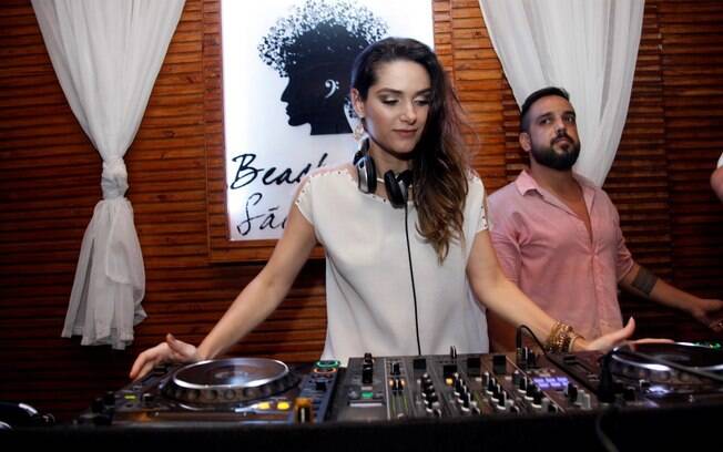Na noite de sábado (8), a recém-casada Fernanda Machado virou DJ no Café de la Musique Beach Club São Pedro, no litoral de São Paulo