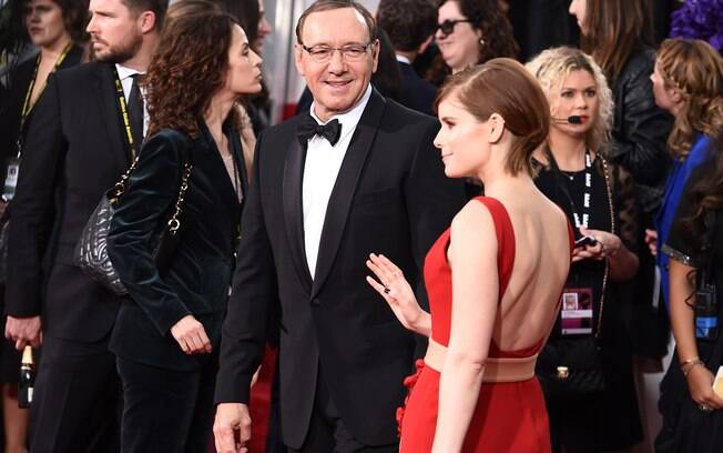 Kevin Spacey e Kate Mara, da série House of Cards, no Globo de Ouro. Foto: AP