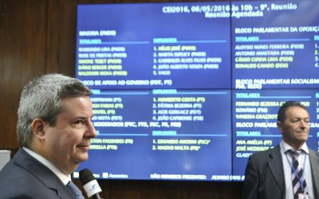 O senador Antonio Anastasia na abertura da sessão que votou pela aprovação de seu parecer