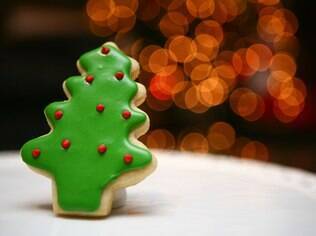 Confira como decorar um biscoito em formato de árvore de Natal