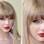 Taylor Swift apostou na dupla batom vermelho e olhos delineados. A franja  quase não deixa ver, mas há também um esfumado dourado em cima e embaixo no olho . Foto: Getty Images