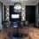 A sala de jantar de Andrea Teixeira e Fernanda Negrelli não dispensou o aparelho de televisão. Foto: Divulgação