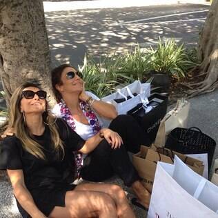Entre sacolas, Ivete Sangalo e Sabrina Sato fazem pausa durante dia de compras