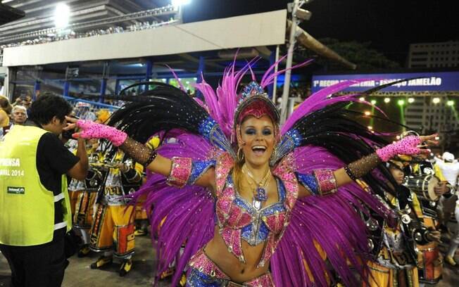 Rafaela Gomes, a rainha de bateria da São Clemente, tem 15 anos de idade