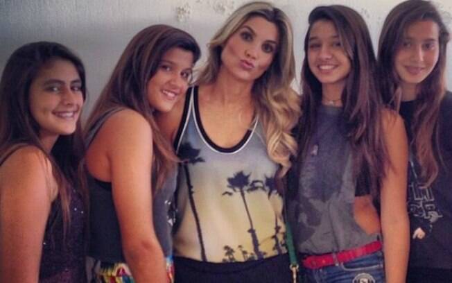 Flavia Alessandra, Giulia e as amigas da filha
