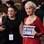 Helen Mirren mostra um cartaz que diz 'Eu sou Charlie', em referência ao ataque terrorista contra a revista 'Charlie Hebdo' . Foto: AP