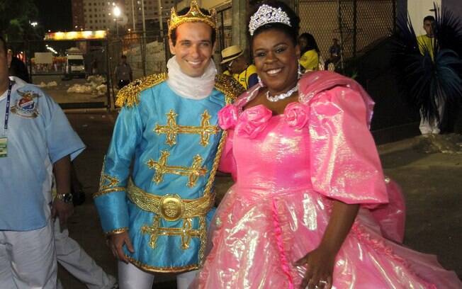 Cacau Protássio de cinderela e Mouhamed Harfouch como príncipe na Sapucaí, em desfile da União da Ilha
