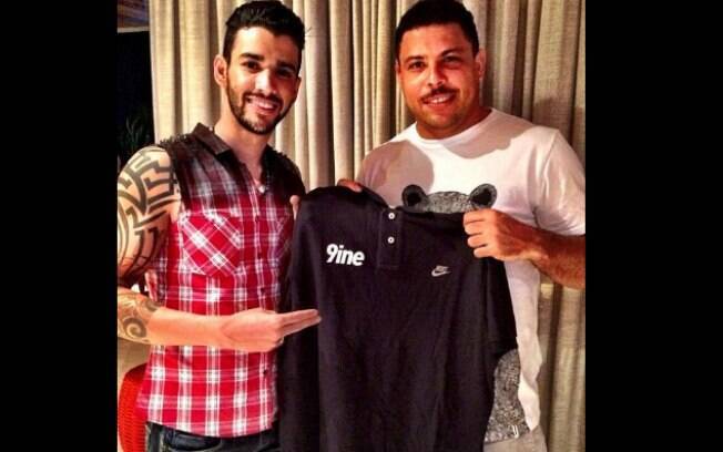 Gusttavo Lima e Ronaldo celebram assinatura de contrato