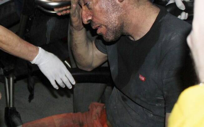 Mineiro recebe atendimento médico após ajudar no resgate de colegas após explosão em uma mina na Turquia (13/05)