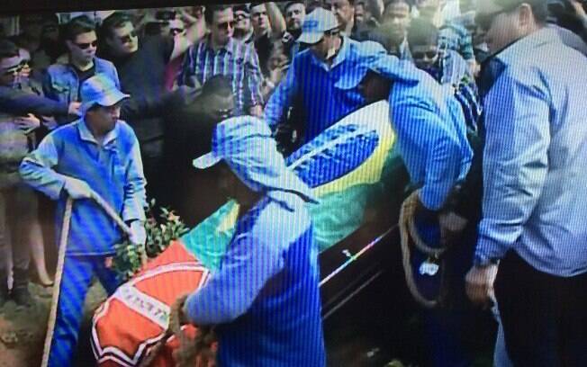 Cristiano Araújo foi enterrado nesta quinta-feira com as bandeiras do Brasil e de seu time de futebol. Foto: Repordução/TV Globo