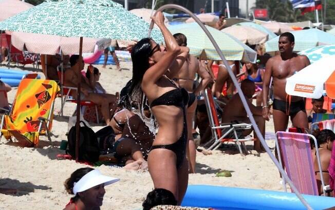 Ana Lima curte feriado na praia do Leblon, no Rio, e exibe corpo em plena forma